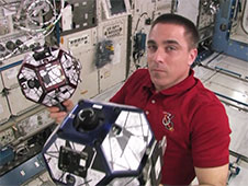 Экипаж МКС-36 готовится к выходу в открытый космос